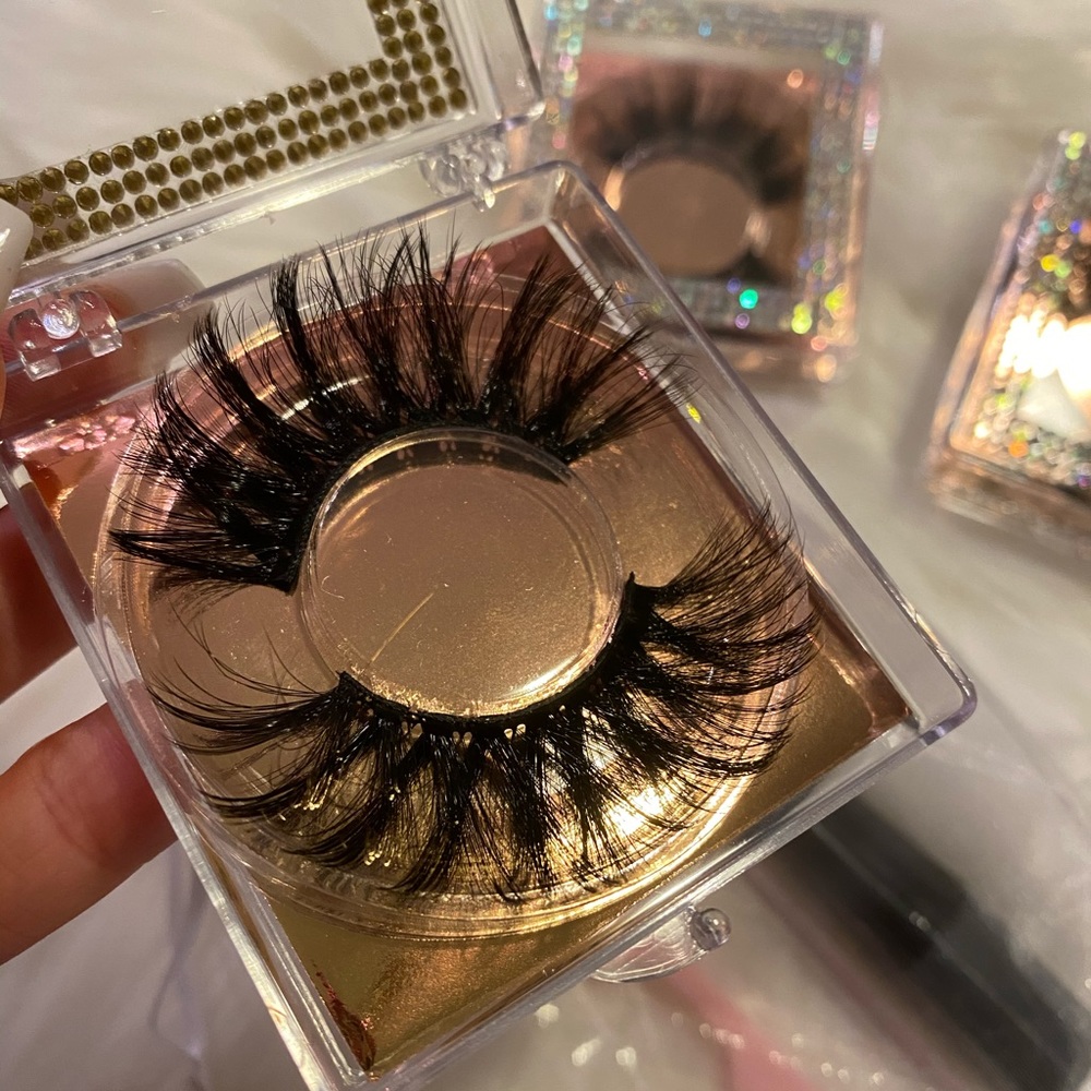 Lashes - Picture 10 of 15